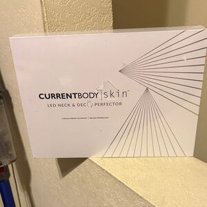 CurrentBody Skin LED Neck & Décolleté Perfector — White